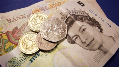الاسترليني يتراجع بعد أكبر انخفاض لإنتاج مصانع بريطانيا في عام