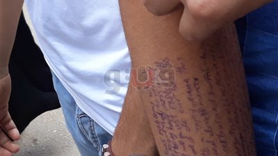 طالب يكتب إجابات أسئلة امتحان الإنجليزي على ذراعه في القليوبية