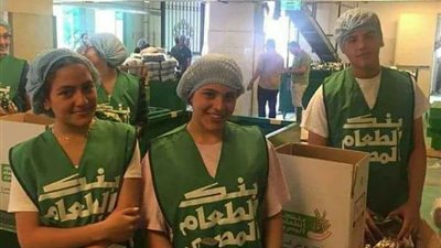 جمهور عمرو دياب يشيد بأبنائه بعد زيارتهم بنك الطعام المصري