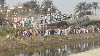 الحزن يسيطر على نشطاء التواصل الاجتماعي لانقلاب قطار العياط.. خالد: كل سنة لينا كارثة في السكة الحديد.. أحمد: القطار ده بيعيد علينا كل سنة.. عمرو: اتكتب على الشعب المصري النكد والهم في العيد