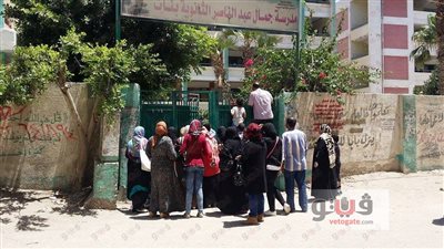 بالصور.. أولياء أمور يتسلقون البوابات للاطمئنان على أبنائهم
