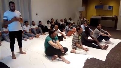 حسام حسن ولاعبو المصري يؤدون صلاة الجمعة بفندق الإقامة بالجزائر (فيديو)