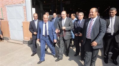 محافظ بني سويف يزور مصنع كيماويات لبحث دعم محطات الصرف الصحي