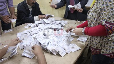 المؤشرات الأولية لثاني ساعات الفرز.. 4 ملايين صوت للسيسي في 3260 لجنة.. الأصوات الباطلة تواصل هزيمة موسى مصطفى موسى.. ومراقبون: 22 مليون مشارك في الماراثون الانتخابي