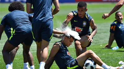 نجوم البرازيل يحتفلون بعيد ميلاد كوتينيو بطريقة خاصة (صور)