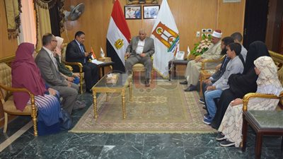 محافظ الوادي يمنح أوائل الشهادات جوائز مالية بقيمة 50 ألف جنيه