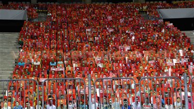 بالصور.. راعية الأهلي تضع صورا للجمهور بمدرجات برج العرب