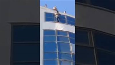 بالفيديو.. لحظة إنقاذ رجل حاول الانتحار من أعلى بناية بالأردن