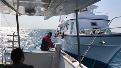 الصور الأولى لإنقاذ لنش تعطل على متنه 12 مصريا بالغردقة