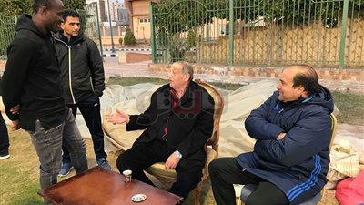 محمد عبدالسلام يطمئن على أنطوي خلال مران المقاصة (صور)