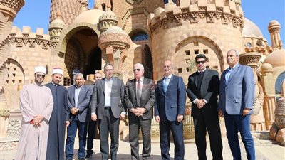 وزير الآثار يتفقد السوق التجاري بشرم الشيخ