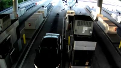 سائق يطير من زجاج سيارته بعد تعرضه لحادث مروع (فيديو)