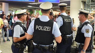 مسافرة ألمانية تقاضي الشرطة بسبب عدم اللحاق بطائرتها