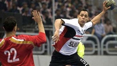 حسن مصطفى يشهد نهائي أفريقيا لليد بين مصر وتونس بالجابون