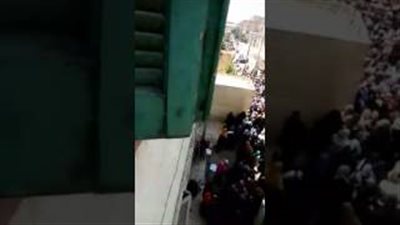 بالفيديو.. الأهالي يقطعون الطريق بسبب بطاقات التموين في الشرقية