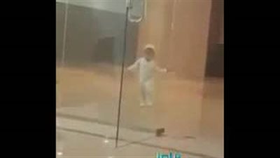 بالفيديو.. سقوط مروع لطفل بعد اصطدامة بباب زجاجي