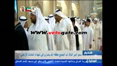 بالفيديو.. أمير الكويت يقدم العزاء في شهداء تفجير «الإمام الصادق»