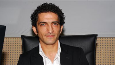 حبس الفنان عمرو واكد 3 أشهر بتهمة إتلاف سيارة طالب بالدقي