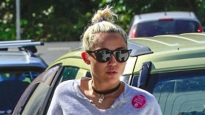 بالصور.. «مايلي سايرس» و«ليام هيمسورث» في زيارة عائلية باستراليا