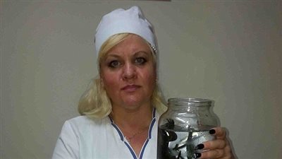 بالصور.. أغرب طرق الريجيم.. امرأة تستخدم «الديدان» لإنقاص وزنها