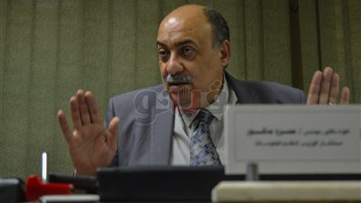 مستشار وزير التموين : «ما ينفعش مواطن عنده «مرسيدس» وابنه بالجامعة الأمريكية وياخد تموين»