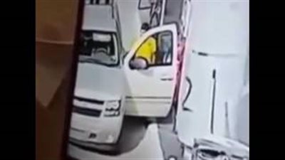 بالفيديو.. لحظة سرقة شباب لعامل محطة وقود بطريقة ماكرة
