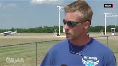 بالفيديو.. شاهد ماذا فعل شاب تعطلت مظلته في السماء