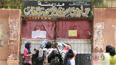 18 صورة ترصد لحظات استقبال أولياء الأمور لأبنائهم بعد الامتحانات