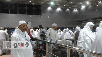 بالفيديو والصور.. بدء توافد معتمري رجب وشعبان على مطار القاهرة