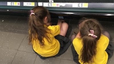 أم تعاقب طفلتيها المشاغبتين في سوبر ماركت بطريقة ذكية