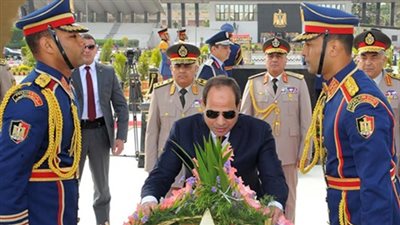 يوم الوفاء.. السيسي يحتفل بعيد الشرطة الـ٦٧.. يضع إكليلا من الزهور على النصب التذكاري لشهداء الداخلية.. يمنح الأبطال وأسر الشهداء الأوسمة تقديرا لبطولاتهم في محاربة الإرهاب وحفظ أمن الوطن