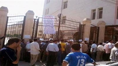 نشرة أخبار المحافظات.. عمال غزل المحلة يحاصرون مقر إدارة الشركة للتنديد بفصلهم تعسفيا.. تحليل 21 ألف عينة مياه شرب بالدقهلية.. قافلة طبية تعالج أكثر من 1400 مواطن بكوم حمادة