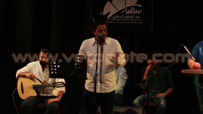 بالفيديو والصور.. علي الهلباوي يبدع أمام عشاقه بساقية الصاوي