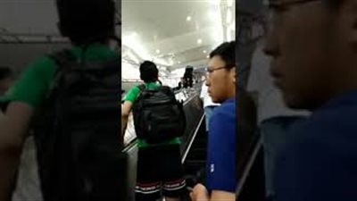 أغرب طريقة لصعود السلم الكهربائي (فيديو)