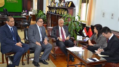 رئيس جامعة الإسكندرية يبحث مع قنصل الصين إنشاء معهد كونفشيوس (صور)