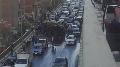 انقلاب سيارة محملة بالأثاث أعلى محور صفط اللبن