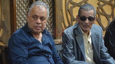 أشرف زكي وسمير صبري أول الحضور في عزاء جميل راتب (فيديو وصور)