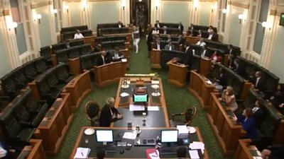 بالفيديو.. نواب حفاة وبملابس قصيرة في البرلمان الأسترالي