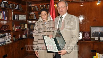 محافظ بنى سويف يكرم أول الجمهورية فى القرآن الكريم