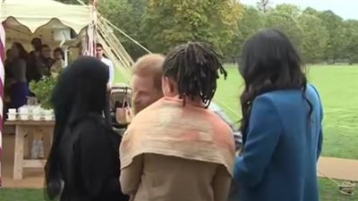 محجبة تحرج الأمير هاري خلال محاولة تقبيلها (فيديو)