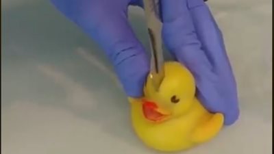 أشياء غير متوقعة داخل لعب استحمام طفلك (فيديو)