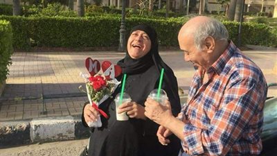 رجل يشعل «فيس بوك» بنزهة مع زوجته