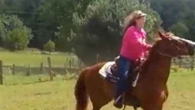 حصان يحاول إسقاط راكبته فيقع في شر أعماله (فيديو)