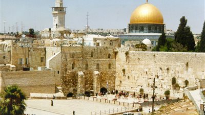 مطران الروم الأرثوذكس بالقدس: فلسطين ما زالت تحمل صليب آلامها