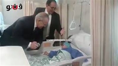 الخشت يداعب أحد أطفال حروق قصر العيني: «هدخلك الجامعة على طول» (فيديو)