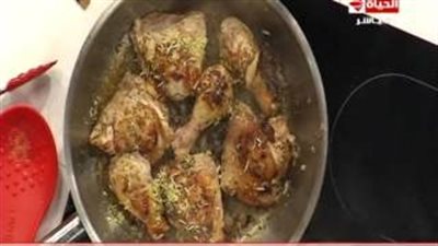 بالفيديو.. تعلمي طريقة عمل طاجن الأرز بالليمون وأوراك الدجاج