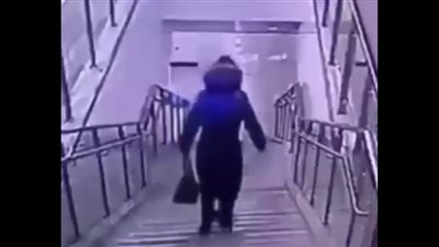 بالفيديو.. فتاة تتعرض لسقوط مروع من أعلى الدرج