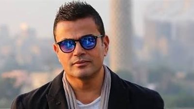 زوجة عمرو دياب تحتضن رجل.. والجمهور: «بتغيظ الهضبة»