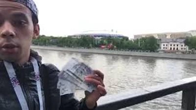 شاب يوجه نصيحة للمسافرين لروسيا بسبب العملات العربية