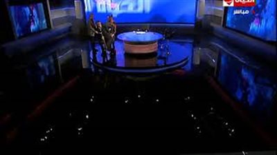 تامر أمين مداعبا أطول رجل في العالم: «متريحش قوي» (فيديو)